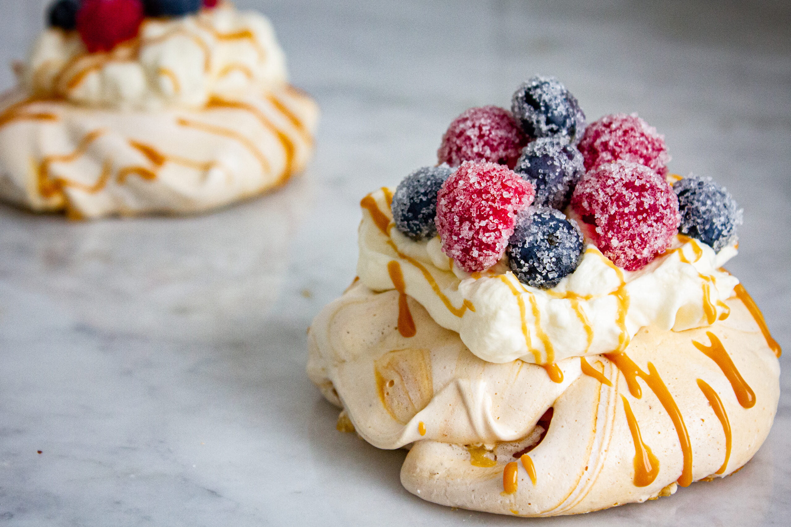 Pavlova with berries and dulce de leche